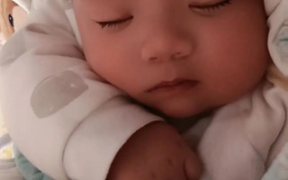 新生儿频繁打喷嚏伴流黄鼻涕，是感冒还是鼻腔发育问题？