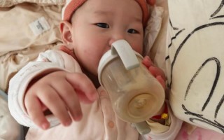 新生儿吃奶瓶易睡着是正常现象还是喂养信号？如何判断宝宝是否吃饱？