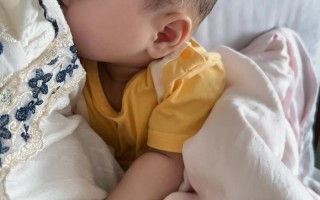 新生儿晚上搂着睡安全吗？搂睡图片里的姿势暗藏哪些风险？