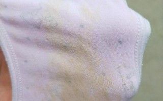 孕期内裤湿一小块是正常分泌物还是异常漏羊水？附图片如何判断？