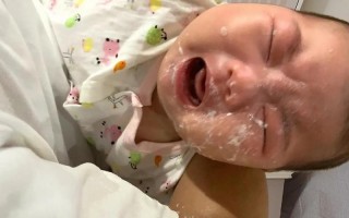 新生儿宝宝吃完就吐奶，是正常现象还是需要警惕的健康问题？
