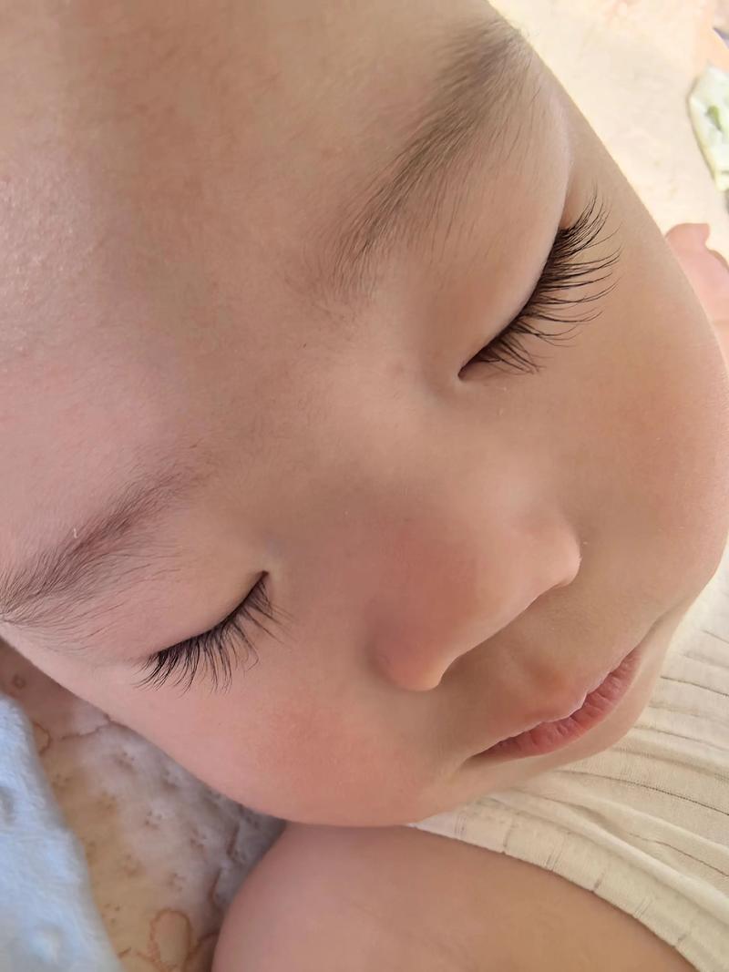 新生儿眼睫毛何时长出?-第1张图片-中州医学会 新生儿眼睫毛何时长出?-第1张图片-中州医学会