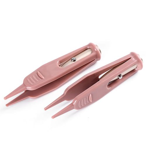 新生儿鼻屎能用镊子夹吗？-第1张图片-中州医学会