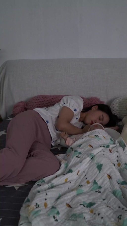 新生儿睡觉使劲哼哼，是正常现象吗？-第2张图片-中州医学会