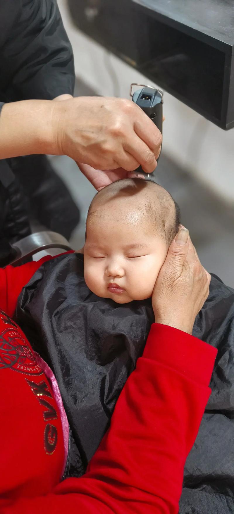 新生儿剃头越早越好吗？-第3张图片-中州医学会