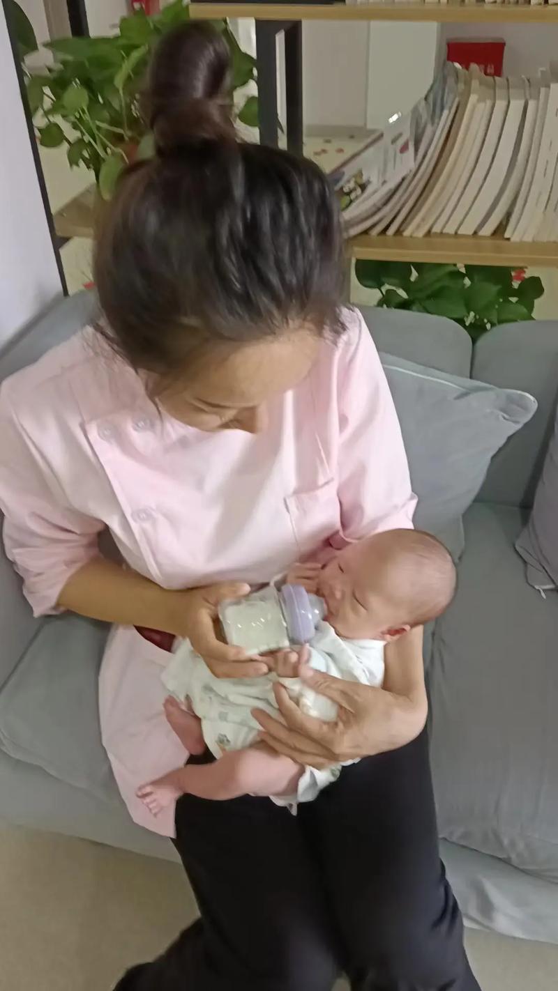 新生儿肚子鼓鼓的还能吃奶吗？-第1张图片-中州医学会