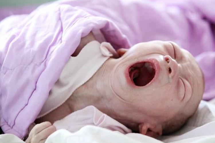 新生儿放下就哭是缺乏安全感吗？抱睡习惯怎么科学破？-第3张图片-郑州医学网