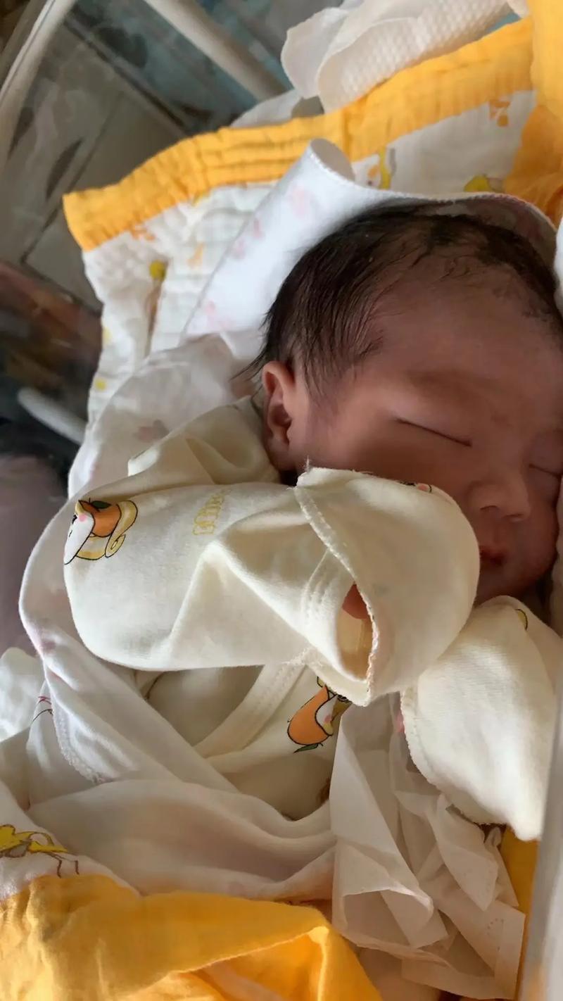 新生儿连续睡4小时不醒是正常现象还是健康预警？需警惕哪些潜在问题？-第1张图片-郑州医学网