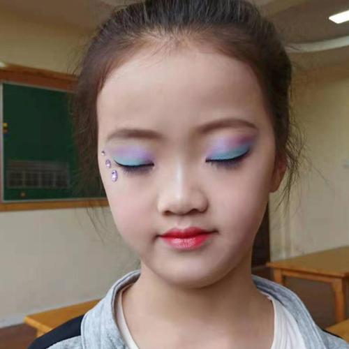 儿童蓝色眼影怎么画才好看？新手妈妈必学的安全又减龄技巧！-第3张图片-郑州医学网