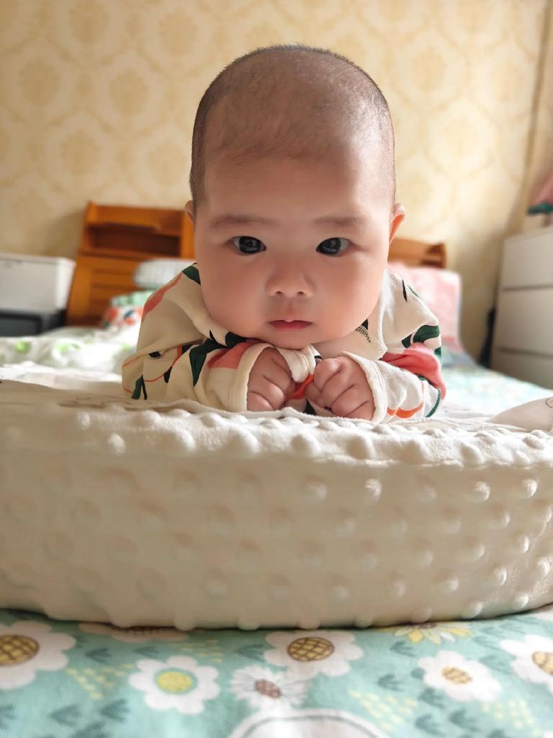 新生儿究竟要多久才能学会自己抬头？这背后有哪些发育规律和影响因素？-第2张图片-郑州医学网