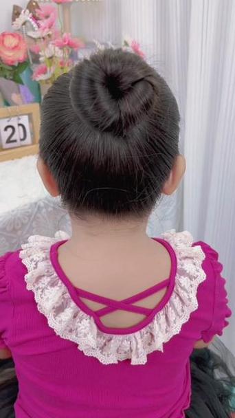 儿童简单丸子头怎么扎？步骤超详细，新手妈妈一看就会！-第3张图片-郑州医学网