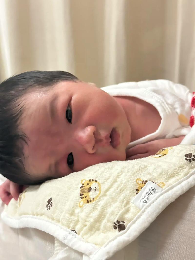 新生儿睁一只眼闭一只眼是正常生理现象还是异常信号？-第1张图片-郑州医学网