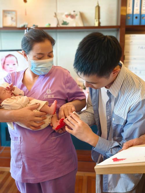 新生儿满月体检应该挂什么科室？不同医院挂号科室有差异吗？-第1张图片-郑州医学网