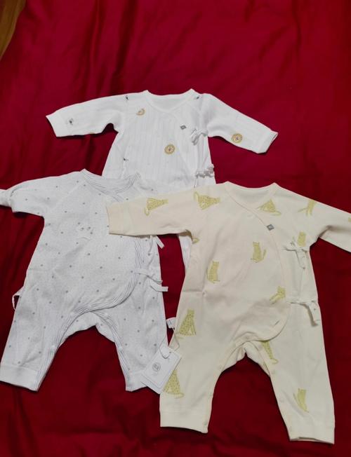 新生儿买衣服到底该注意哪些细节?材质、尺码、季节怎么选才安全又舒适?-第3张图片-郑州医学网 新生儿买衣服到底该注意哪些细节?材质、尺码、季节怎么选才安全又舒适?-第3张图片-郑州医学网