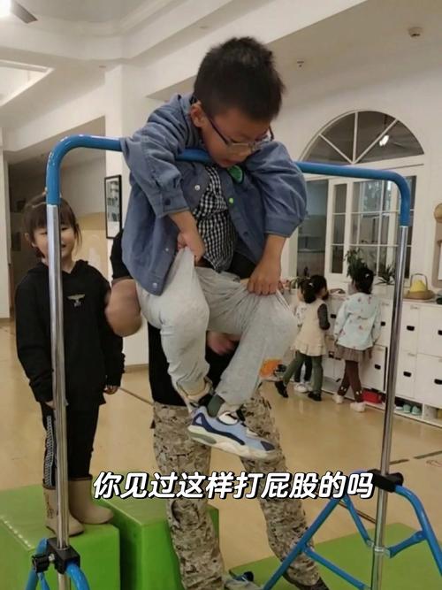 打屁股视频大全男儿童是否涉及对未成年人的暴力伤害与隐私侵犯？-第1张图片-郑州医学网