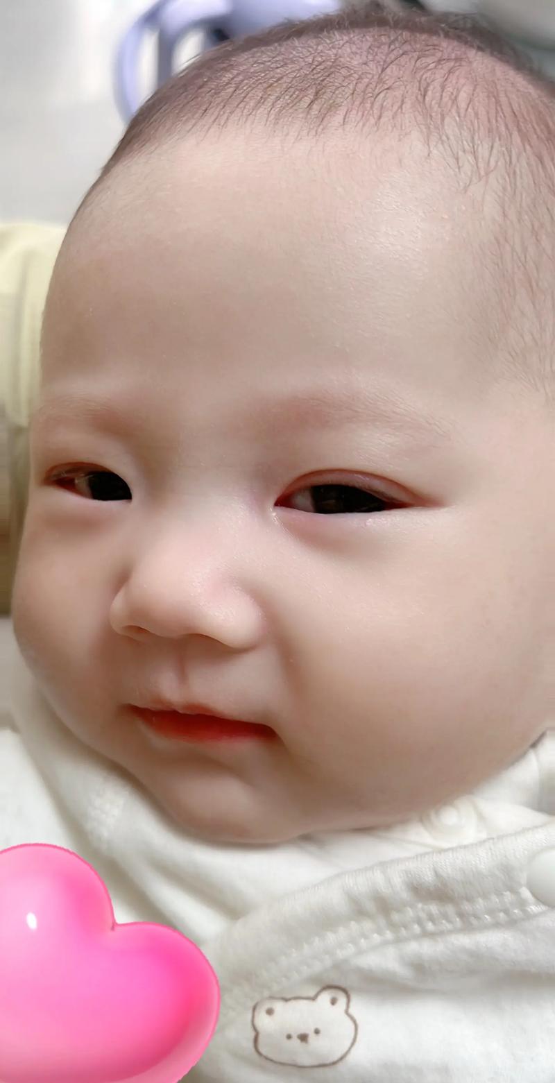 新生儿双眼皮是天生还是后天形成?如何科学判断宝宝双眼皮是否会变化?-第3张图片-郑州医学网 新生儿双眼皮是天生还是后天形成?如何科学判断宝宝双眼皮是否会变化?-第3张图片-郑州医学网