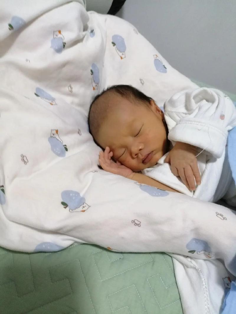 新生儿睡觉挣扎不停，是正常发育还是身体不适的信号？-第3张图片-郑州医学网