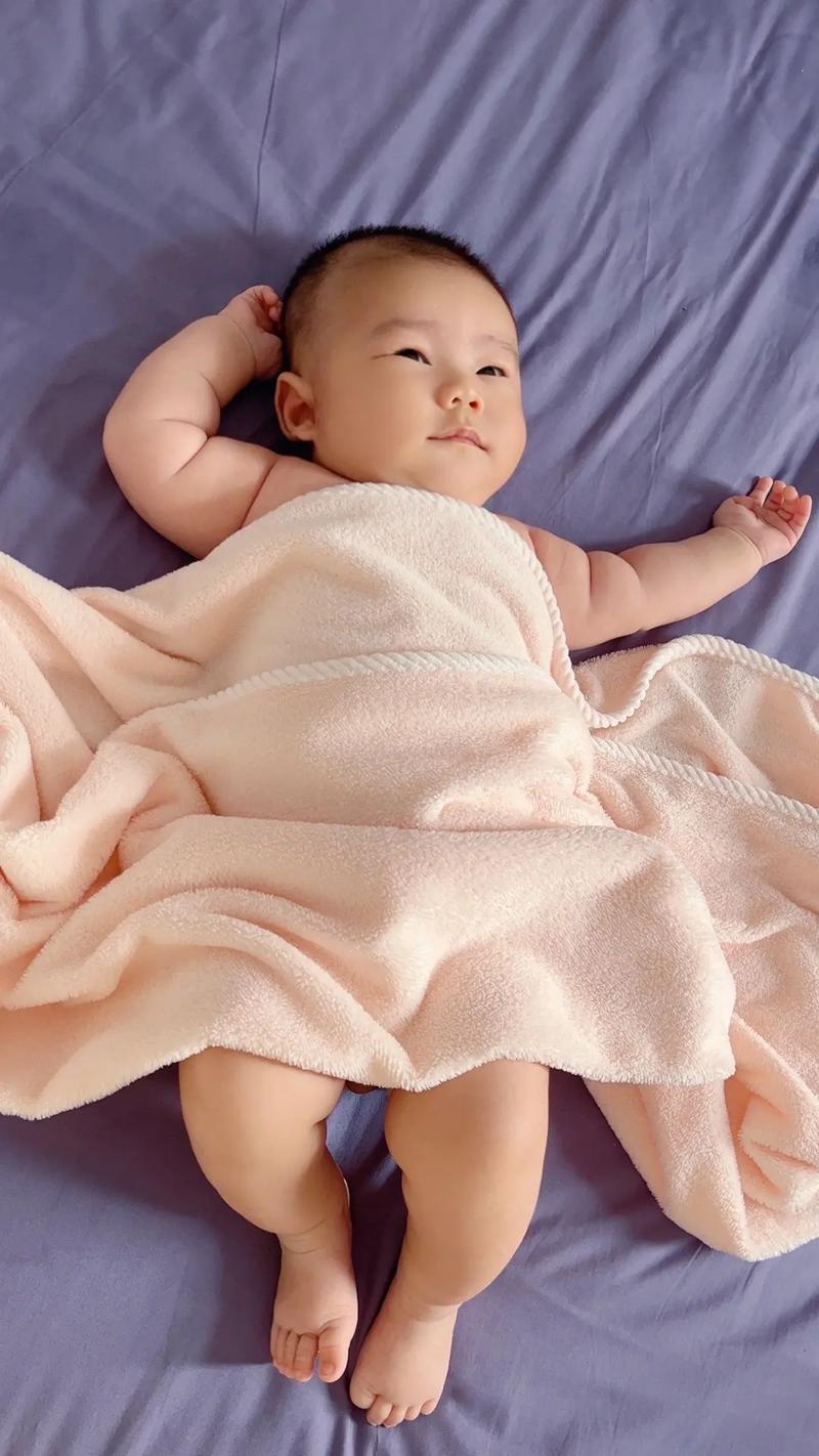 新生儿睡觉时总伸胳膊是正常现象还是身体不适的信号？-第2张图片-郑州医学网