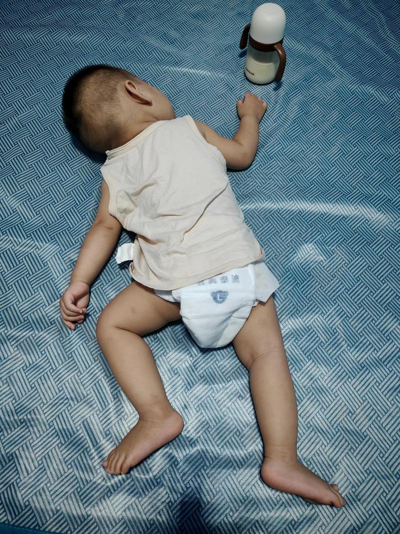 新生儿睡觉时总伸胳膊是正常现象还是身体不适的信号？-第3张图片-郑州医学网