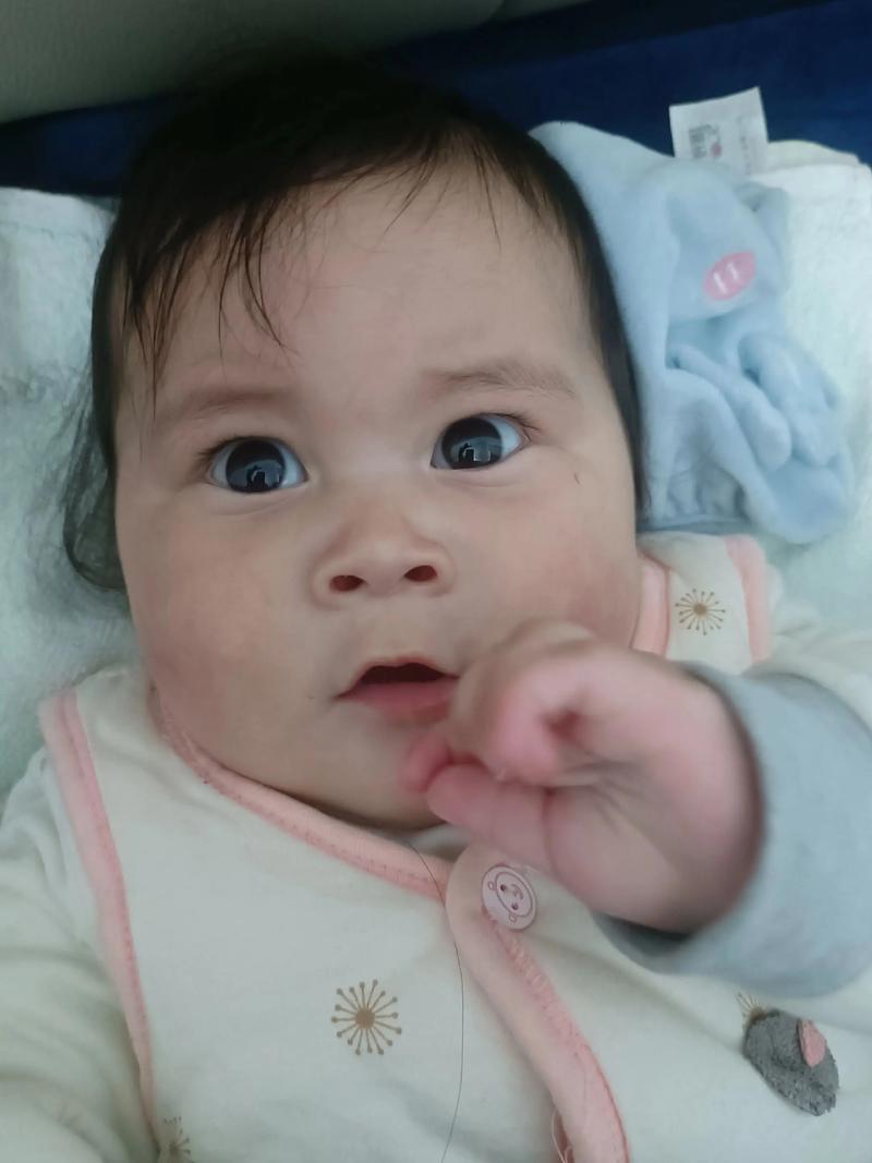 新生儿眼睛颜色会随时间变化吗？从蓝到黑的转变背后是什么在决定？-第1张图片-郑州医学网