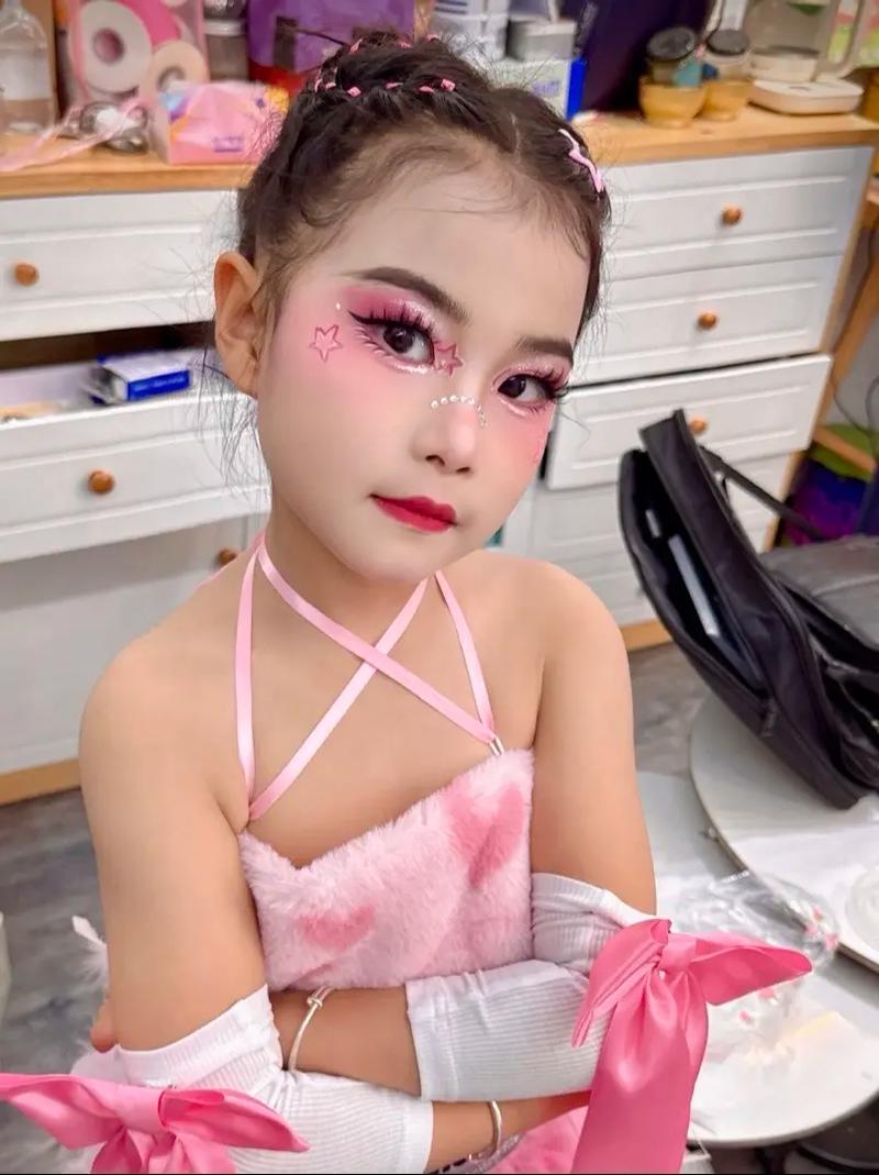 儿童眼睛亮粉化妆该注意什么？安全又好看的亮粉妆怎么画？-第2张图片-郑州医学网