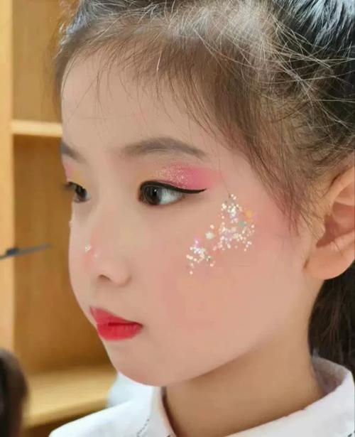 儿童眼睛亮粉化妆该注意什么？安全又好看的亮粉妆怎么画？-第3张图片-郑州医学网