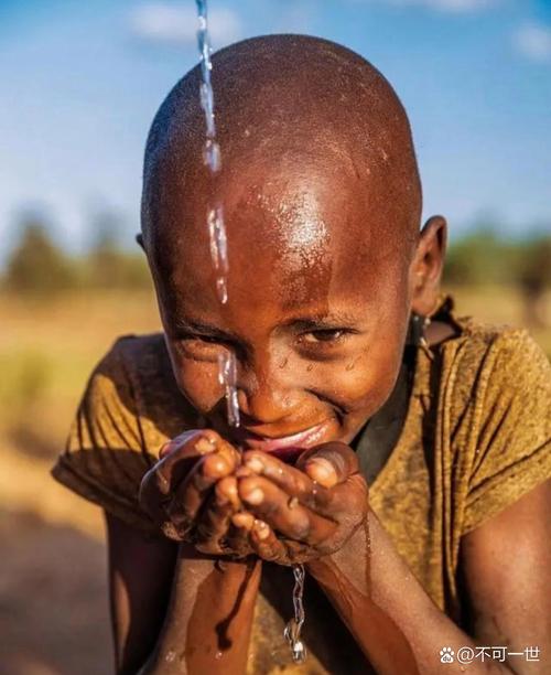 非洲饥饿儿童图片喂水-第1张图片-郑州医学网