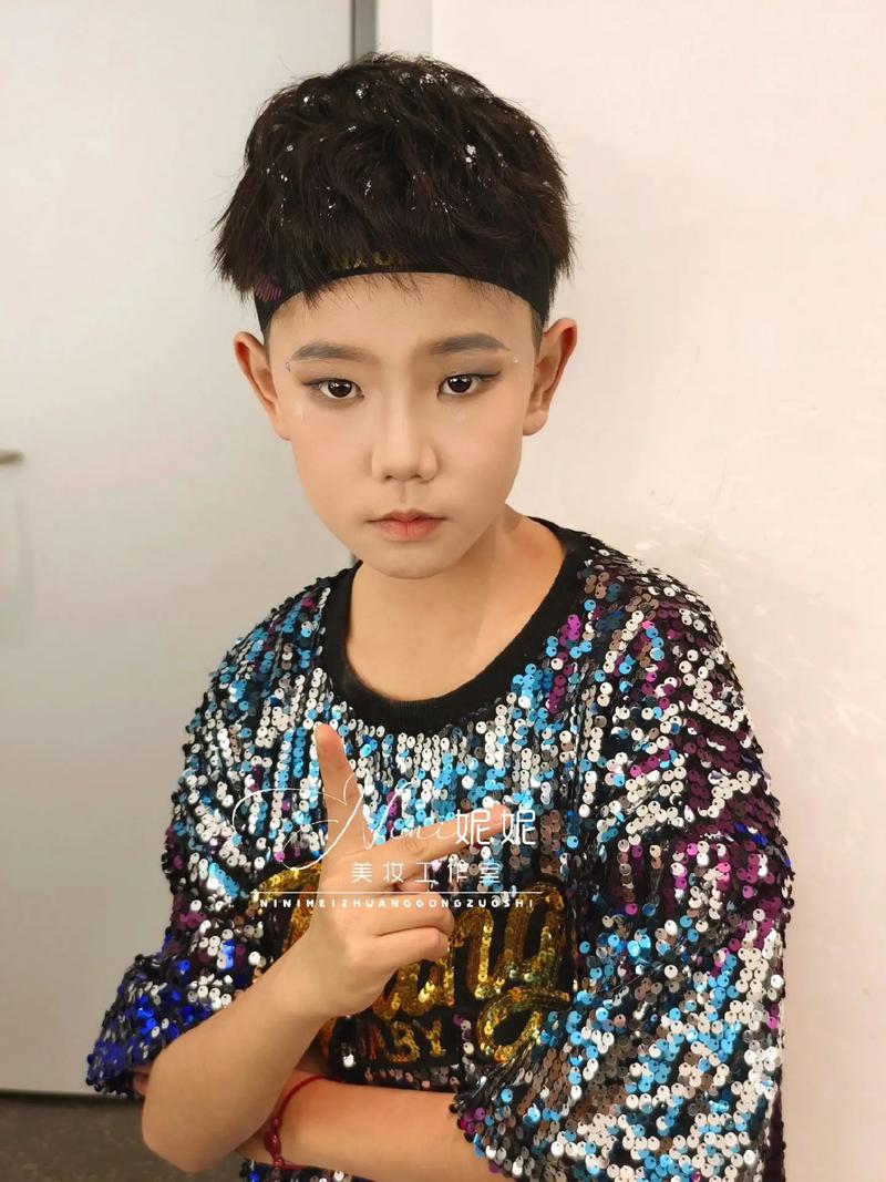 男童舞台妆图片大全，如何根据年龄段选择合适妆容？-第3张图片-郑州医学网