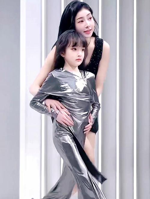 儿童走模特步教学视频-第1张图片-郑州医学网