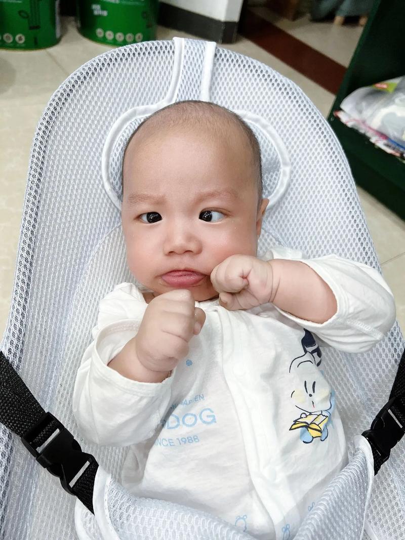 新生儿斗鸡眼伴脖子后仰是正常现象还是疾病信号？-第1张图片-郑州医学网