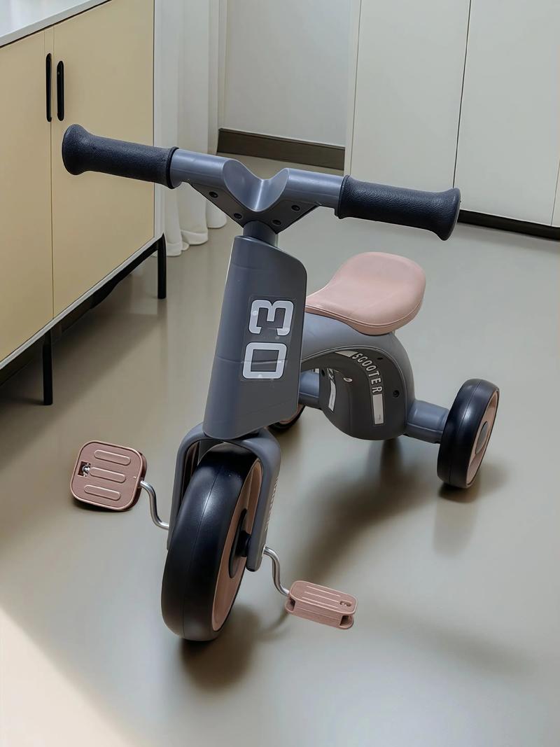 儿童三轮车脚踏车视频，如何挑选适合不同年龄段的安全车型？-第1张图片-郑州医学网