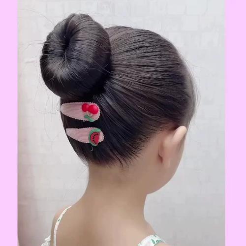 儿童花苞头扎法图解,适合发量少宝宝吗?步骤会太复杂吗?-第3张图片-郑州医学网 儿童花苞头扎法图解,适合发量少宝宝吗?步骤会太复杂吗?-第3张图片-郑州医学网