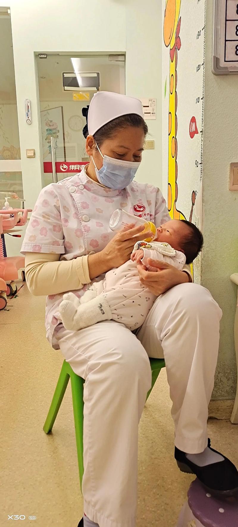 新生儿喝完奶竖抱姿势的正确方法与注意事项是什么？-第1张图片-郑州医学网