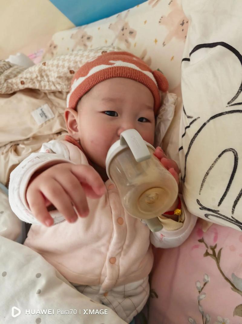 新生儿吃奶瓶易睡着是正常现象还是喂养信号？如何判断宝宝是否吃饱？-第1张图片-郑州医学网