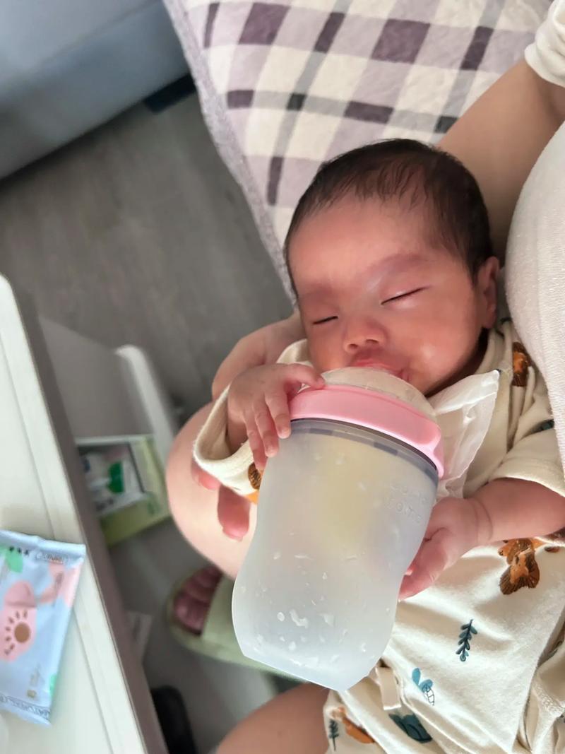 新生儿吃奶瓶易睡着是正常现象还是喂养信号？如何判断宝宝是否吃饱？-第2张图片-郑州医学网