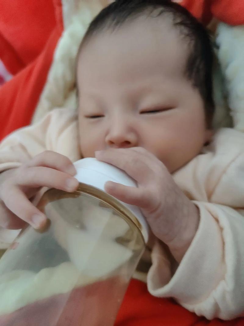 新生儿吃奶瓶易睡着是正常现象还是喂养信号？如何判断宝宝是否吃饱？-第3张图片-郑州医学网