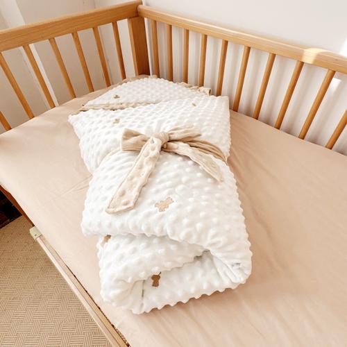 新生儿秋天盖什么被子最合适？厚度、材质怎么选才不着凉？-第2张图片-郑州医学网