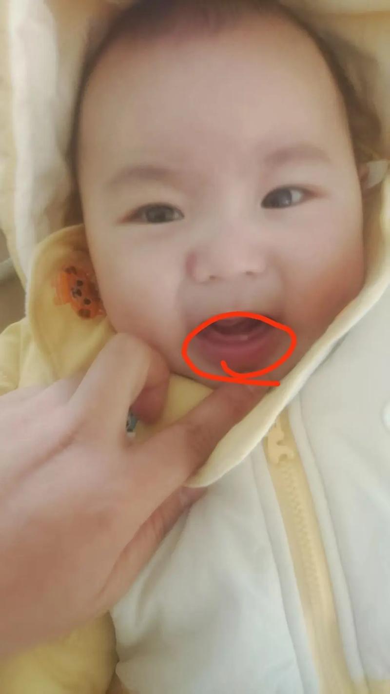 新生儿明明吃饱了，为什么总爱咬东西是饿了还是有其他原因？-第2张图片-郑州医学网
