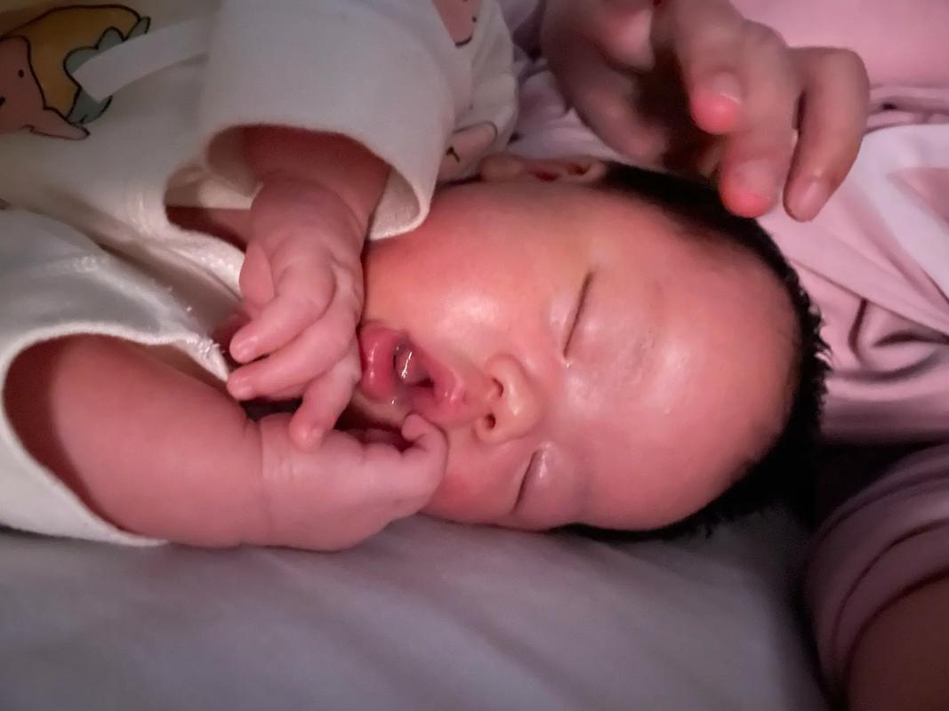 新生儿只吃一边奶就睡，是吃饱了还是另有原因？-第3张图片-郑州医学网