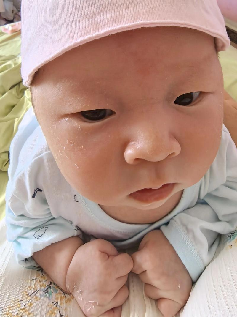 新生儿十几天就会抬头是发育超前还是异常信号？-第1张图片-郑州医学网