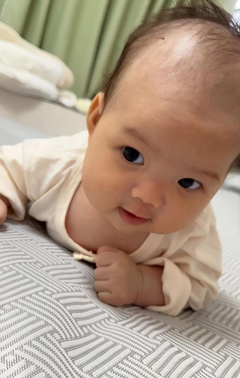 新生儿十几天就会抬头是发育超前还是异常信号？-第2张图片-郑州医学网