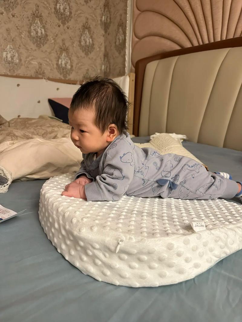 新生儿十几天就会抬头是发育超前还是异常信号？-第3张图片-郑州医学网