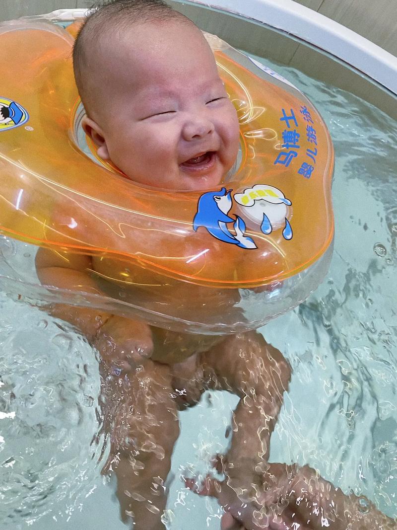 新生儿游泳月龄有讲究？不同阶段游泳益处与风险如何平衡？-第1张图片-郑州医学网
