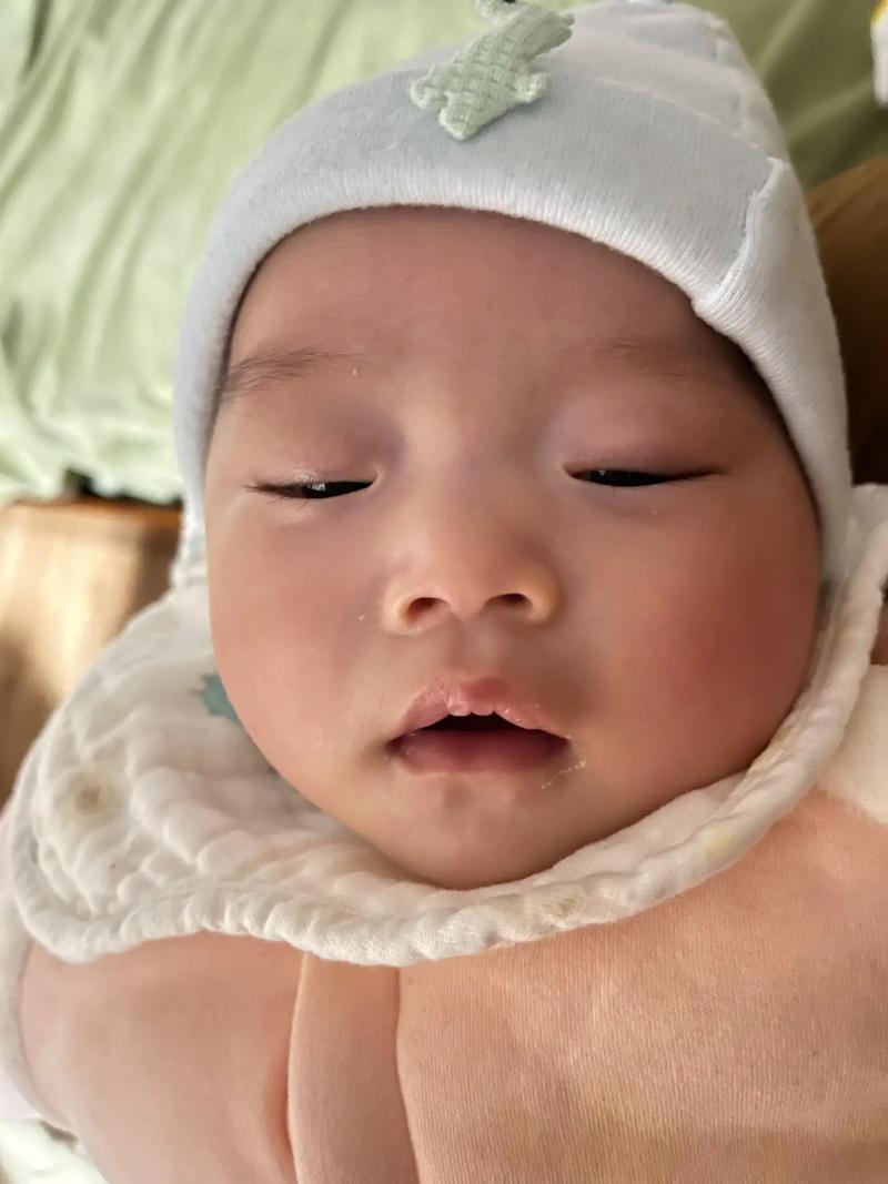 新生儿睡觉时频繁睁眼是正常现象还是潜在健康信号?-第1张图片-郑州医学网 新生儿睡觉时频繁睁眼是正常现象还是潜在健康信号?-第1张图片-郑州医学网