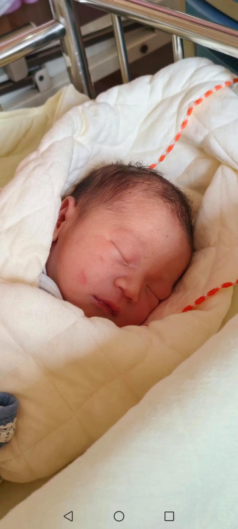 新生儿睡觉时频繁睁眼是正常现象还是潜在健康信号?-第3张图片-郑州医学网 新生儿睡觉时频繁睁眼是正常现象还是潜在健康信号?-第3张图片-郑州医学网