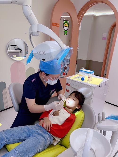 儿童看牙选医院，该从哪些方面判断专业性和安全性？-第1张图片-郑州医学网