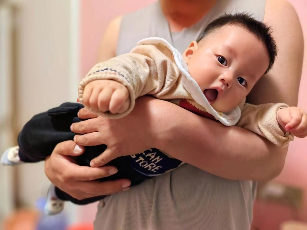 新生儿飞机抱一次到底该抱多久？不同月龄宝宝时间有讲究吗？-第2张图片-郑州医学网