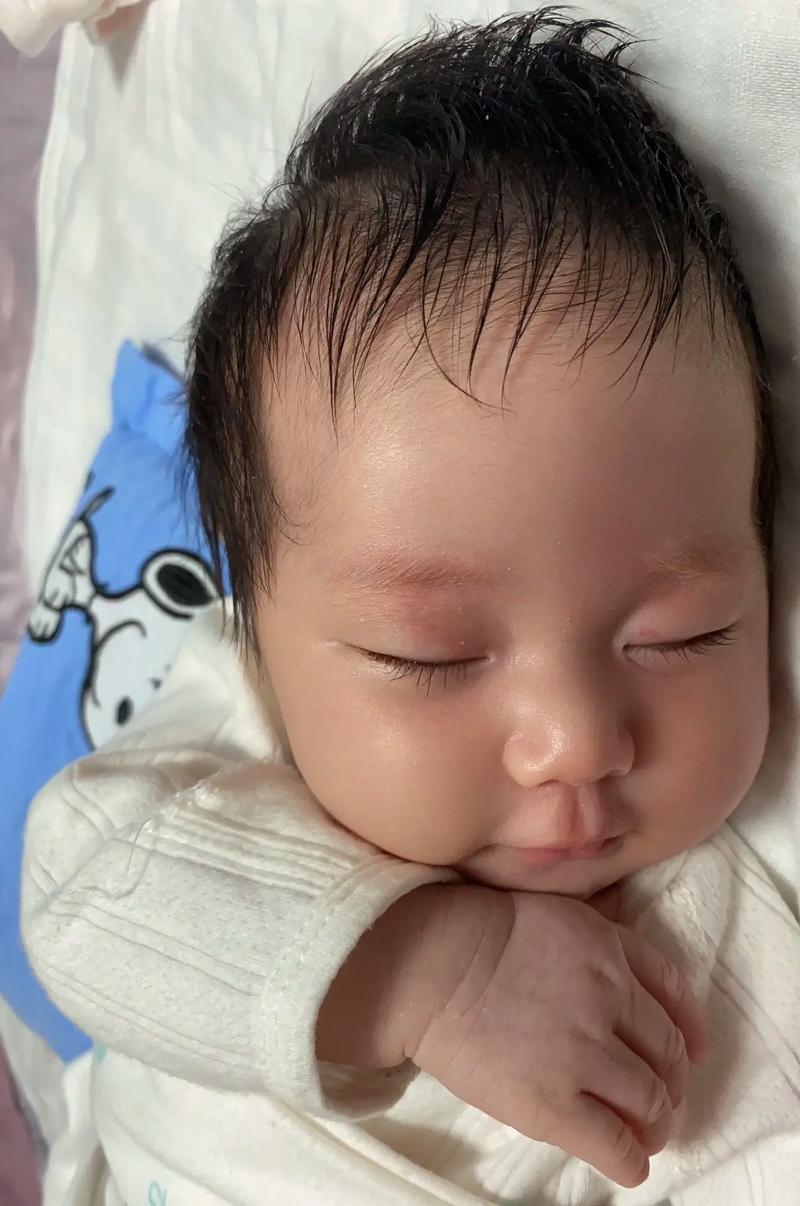 新生儿为什么手部肤色比面部更白皙？是生理现象还是健康信号？-第1张图片-郑州医学网