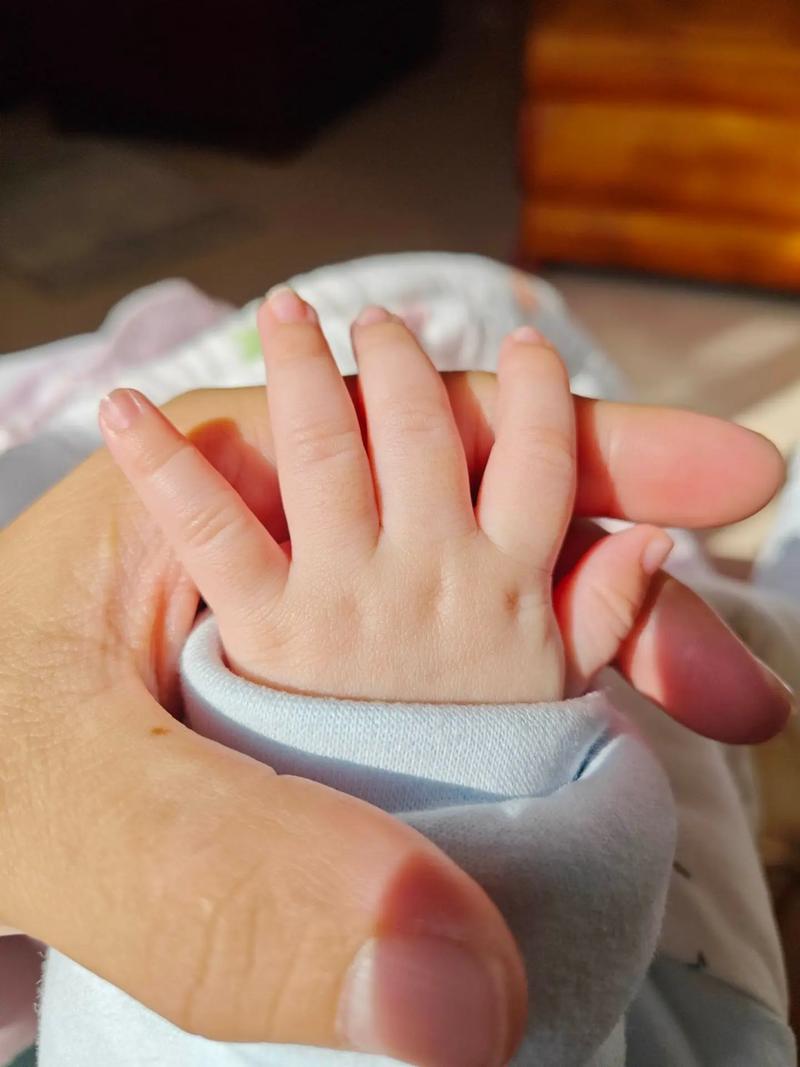 新生儿为什么手部肤色比面部更白皙？是生理现象还是健康信号？-第2张图片-郑州医学网
