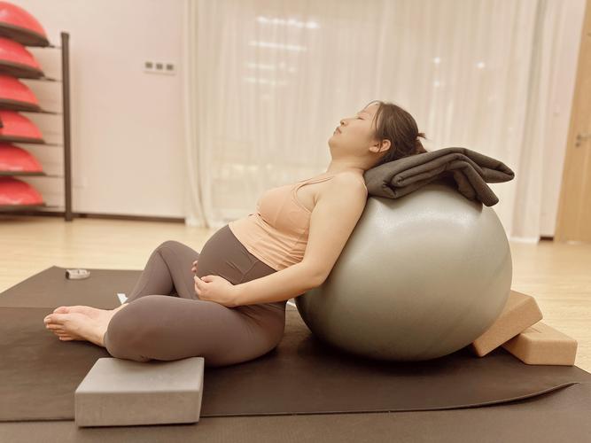 孕期腰痛难忍？哪些瑜伽动作能安全有效缓解？-第1张图片-郑州医学网